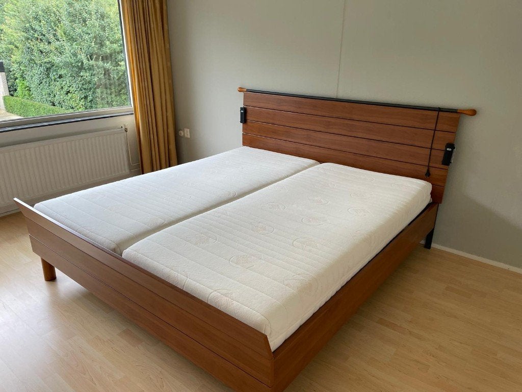 Elektrisch verstelbaar houten tweepersoonsbed 180x200 cm, Huis en Inrichting, Slaapkamer | Bedden, Ophalen, Verstelbaar, Bruin