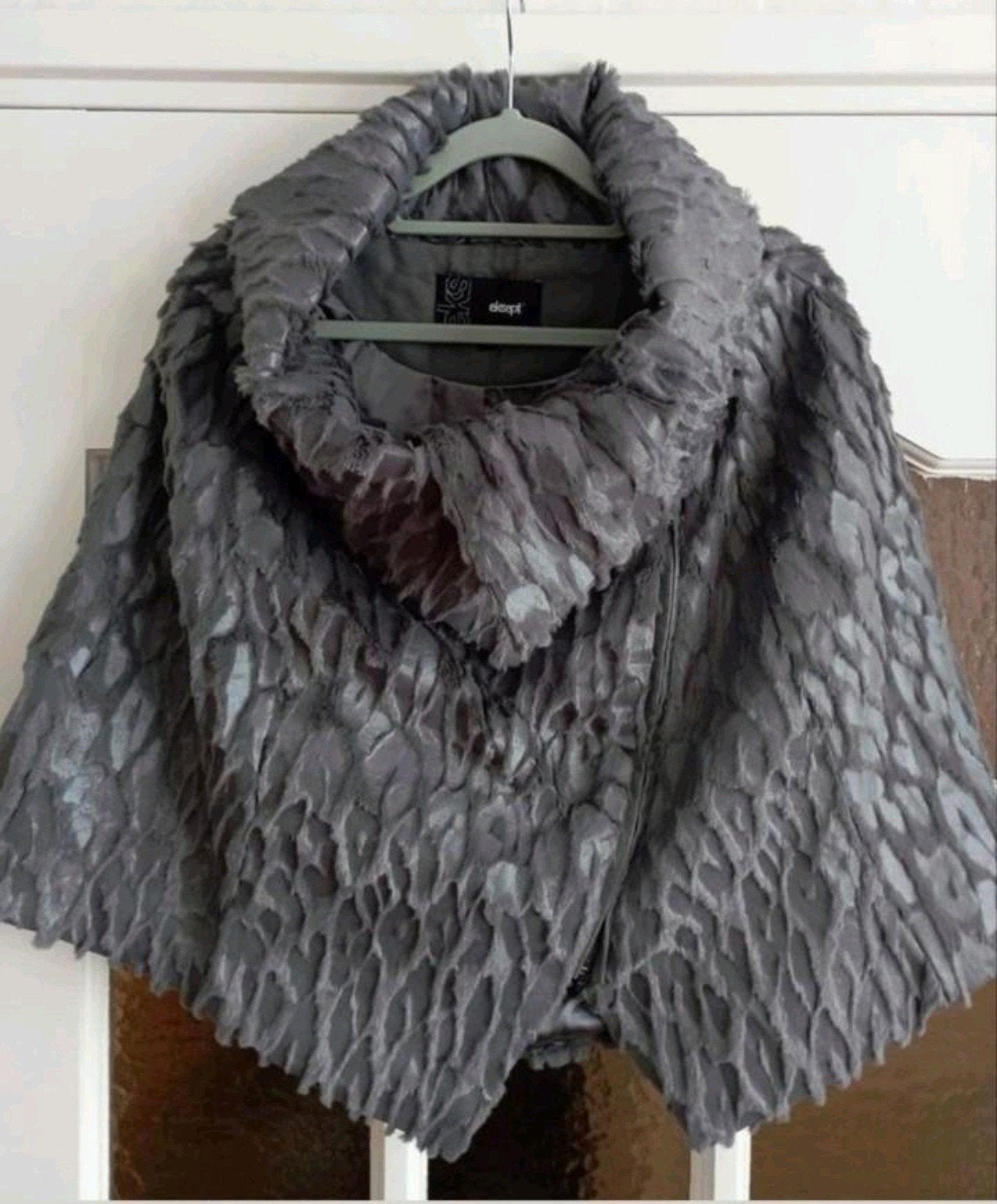 Mooie poncho van Eksept XL
gevoerd
Grijs
met rits en kraag., Kleding | Dames, Jassen | Winter, Maat 42/44 (L), Ophalen of Verzenden