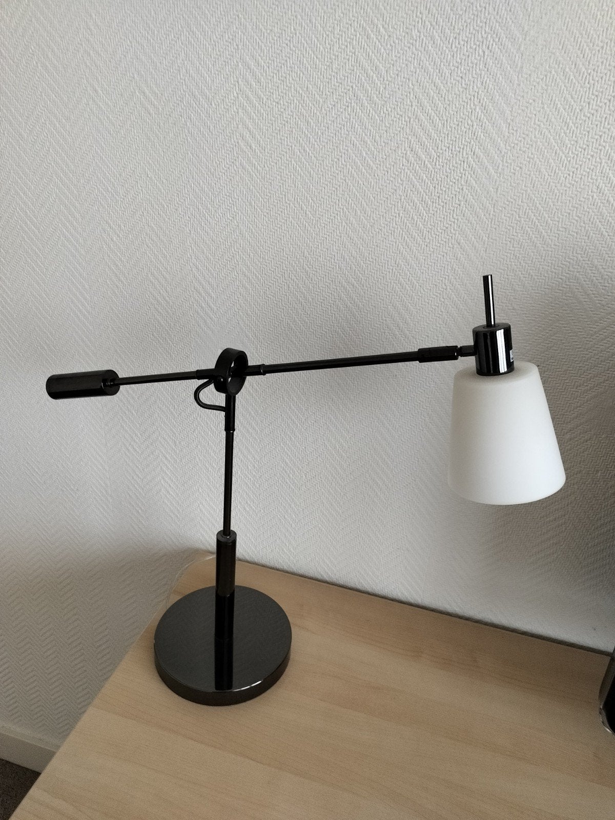 Moderne verstelbare tafellamp met witte kap, 45 cm hoog, Ophalen, Bureaulamp, Gebruikt, E27 (groot)