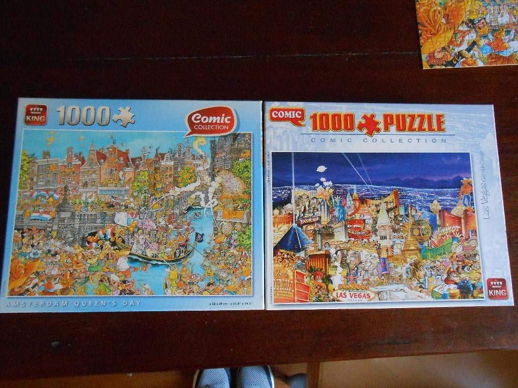 2 legpuzzels Comic Koningsdag Amsterdam en Las Vegas, Hobby en Vrije tijd, Ophalen of Verzenden, 500 t/m 1500 stukjes, Gebruikt