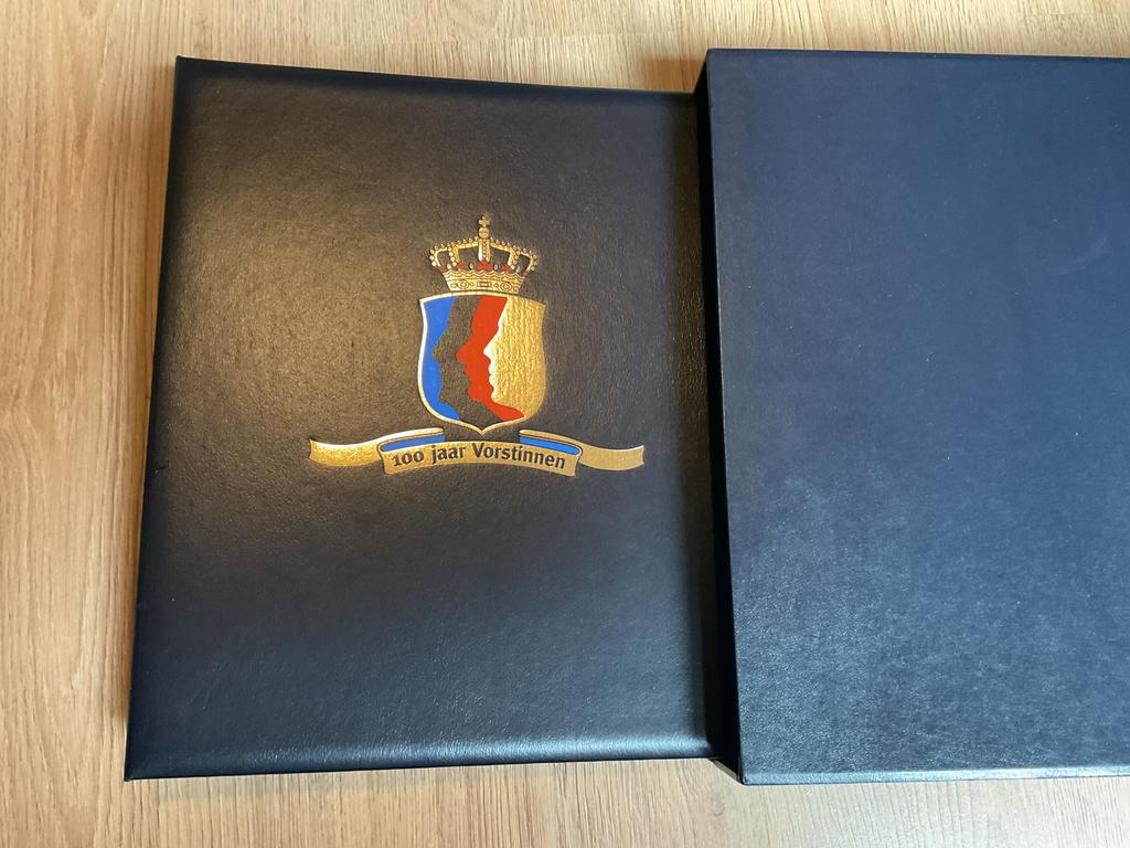 Leeg album Nedeland 100 jaar vorstinnen met beschermhoes, Ophalen of Verzenden, Verzamelalbum