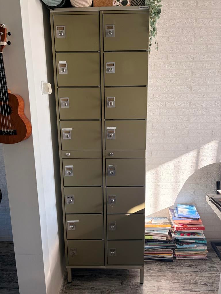 Robuuste metalen vintage lockerkast met 16 lockers, Ophalen, Gebruikt