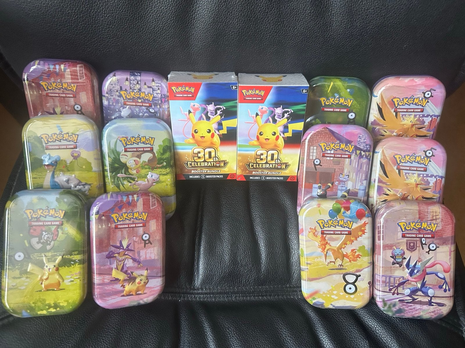 Pokémon TCG: 30th booster bundles and tins, Hobby en Vrije tijd, Ophalen of Verzenden, Nieuw, Boosterbox