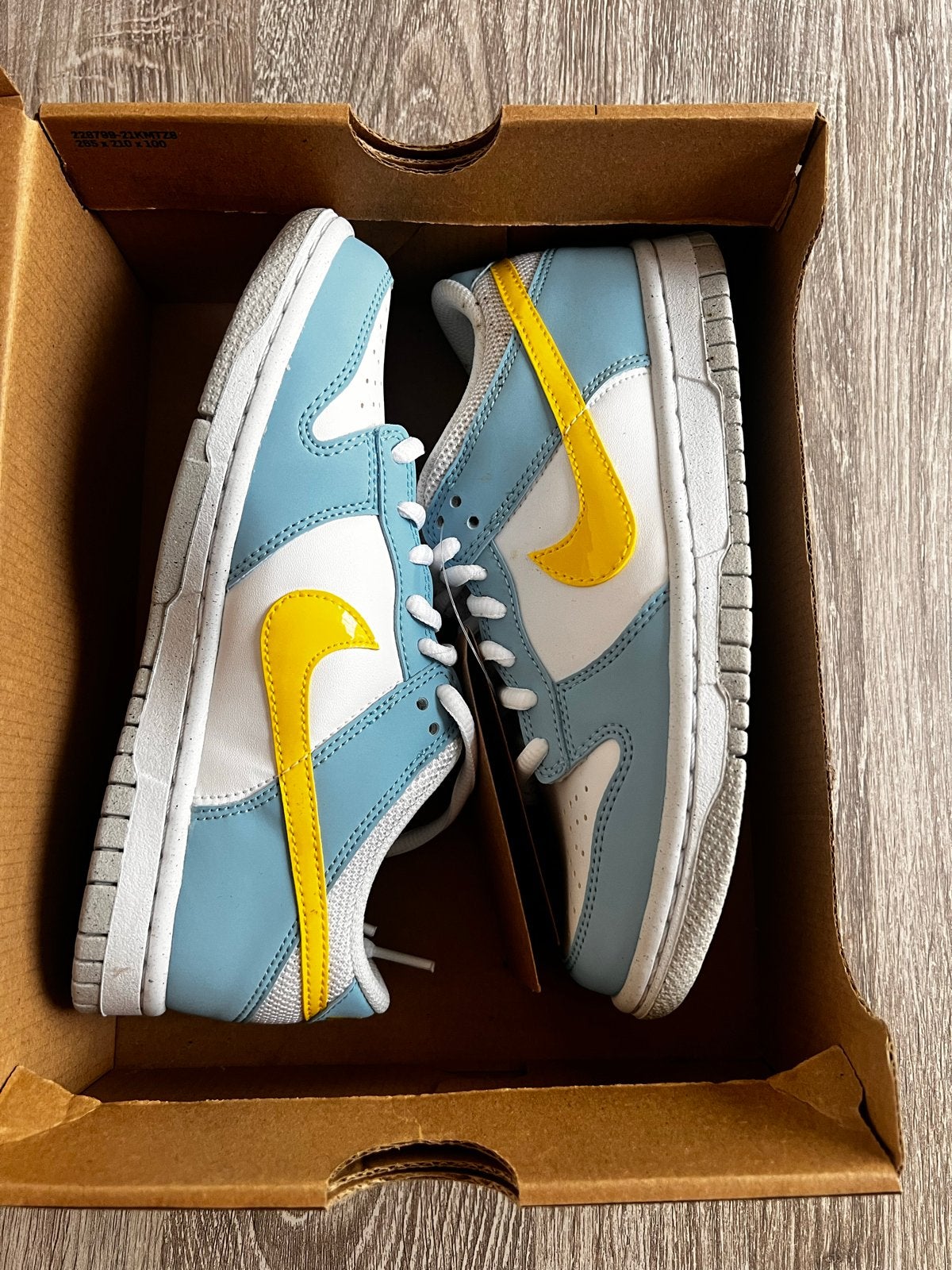 Nike Dunk Low GS Blue Chill/Yellow Strike-White - Maat 35.5, Ophalen of Verzenden, Nieuw, Jongen of Meisje, Schoenen