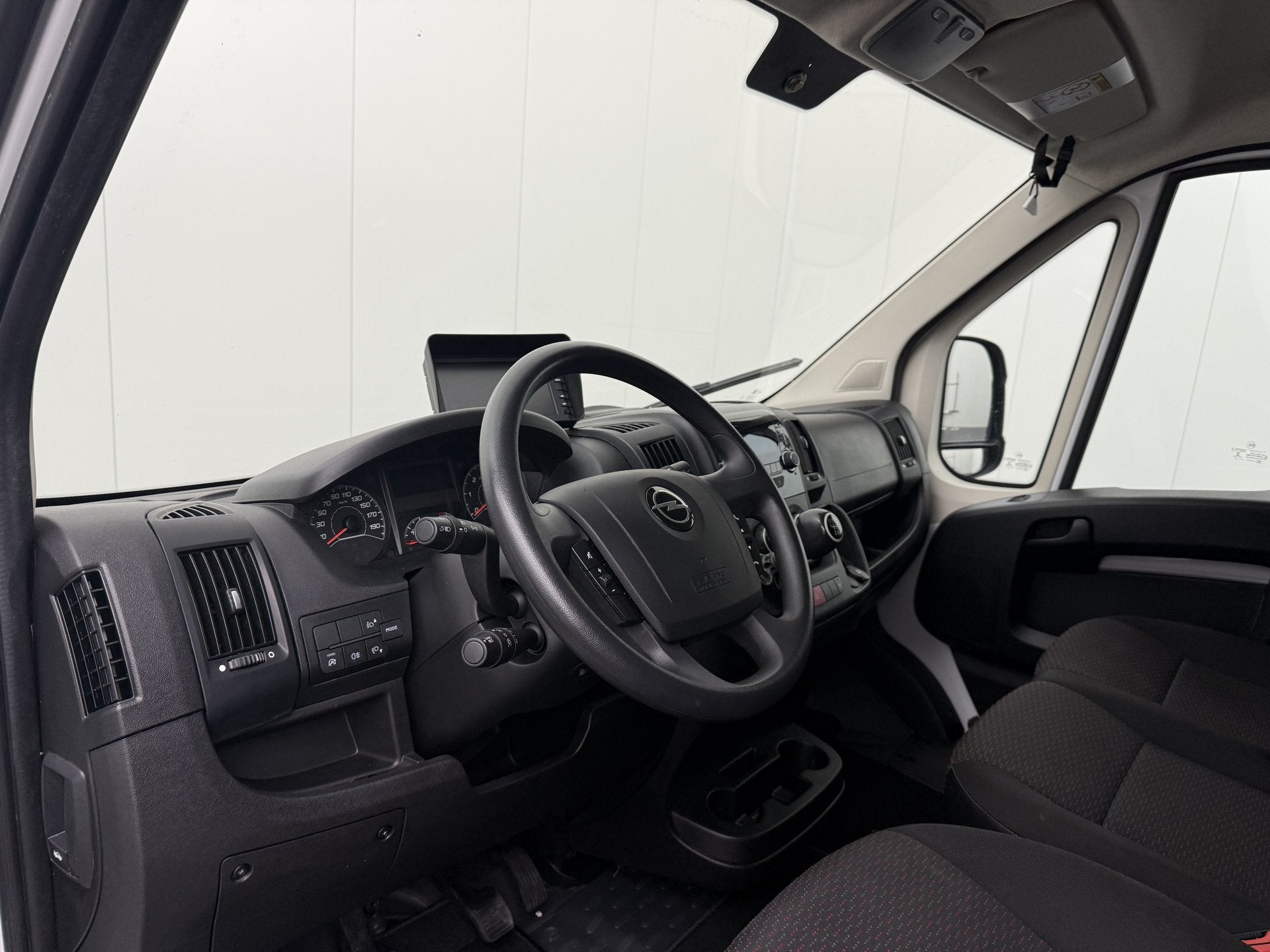 Opel Movano 165PK Zwaar Bakwagen+Laadklep | 2.35 Hoog | Daks, Voorwielaandrijving, Gebruikt, Euro 6, 4 cilinders