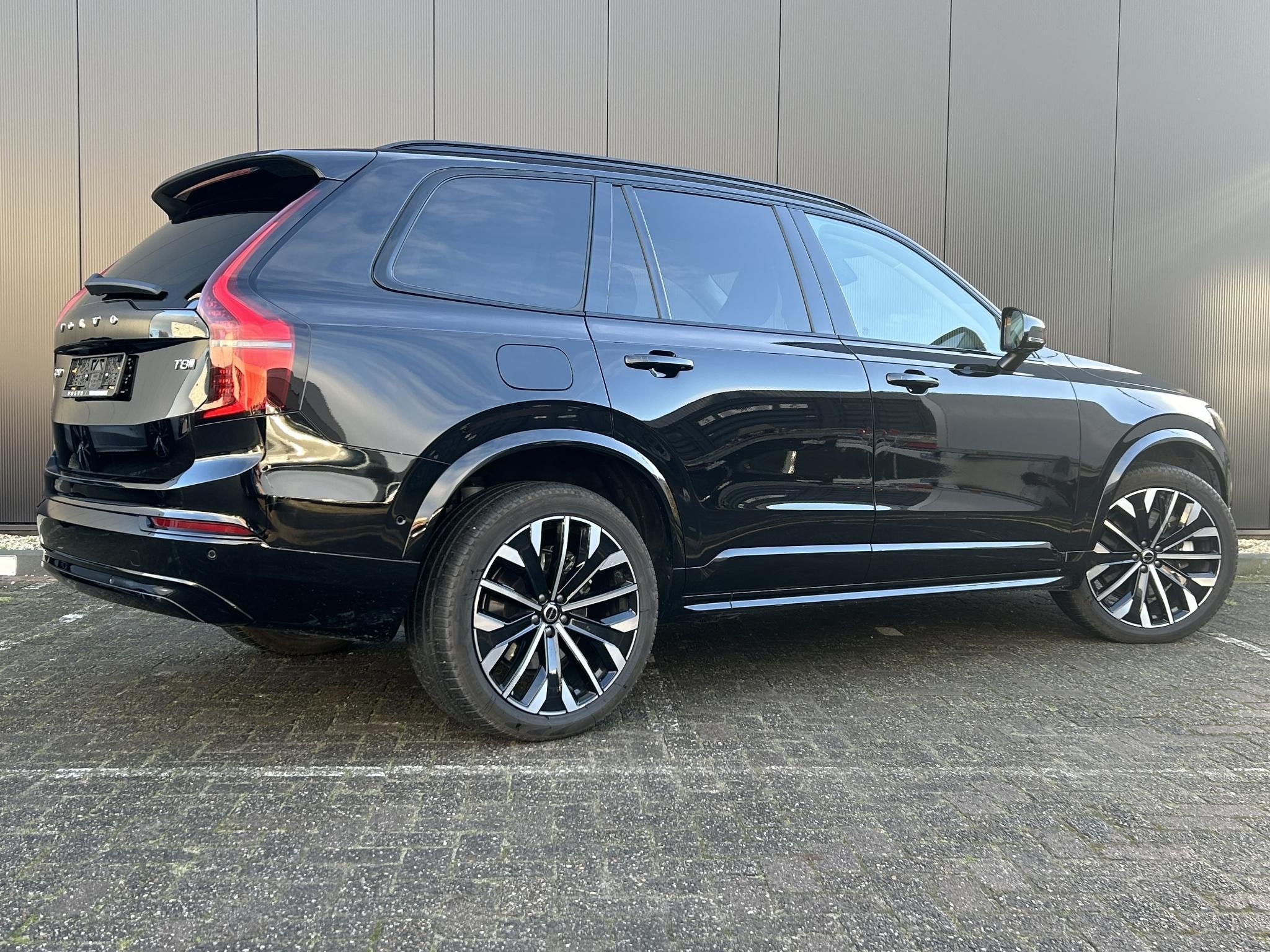 Volvo XC90 2.0 T8 Plug-in hybrid AWD Ultra Dark Panorama dak, 77 km/l, Gebruikt, 4 cilinders, Zwart
