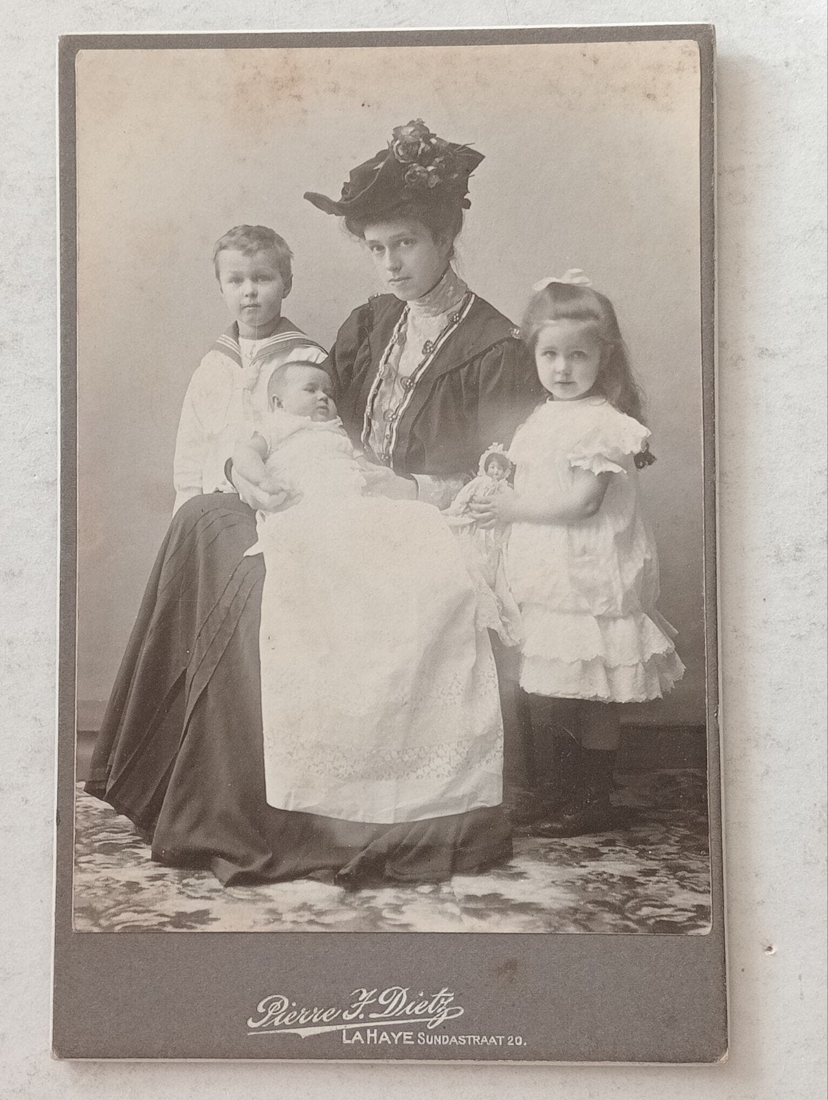 Antieke foto: Moeder met 3 kinderen, Den Haag 1906, Ophalen of Verzenden, Voor 1940, Gebruikt, Kind