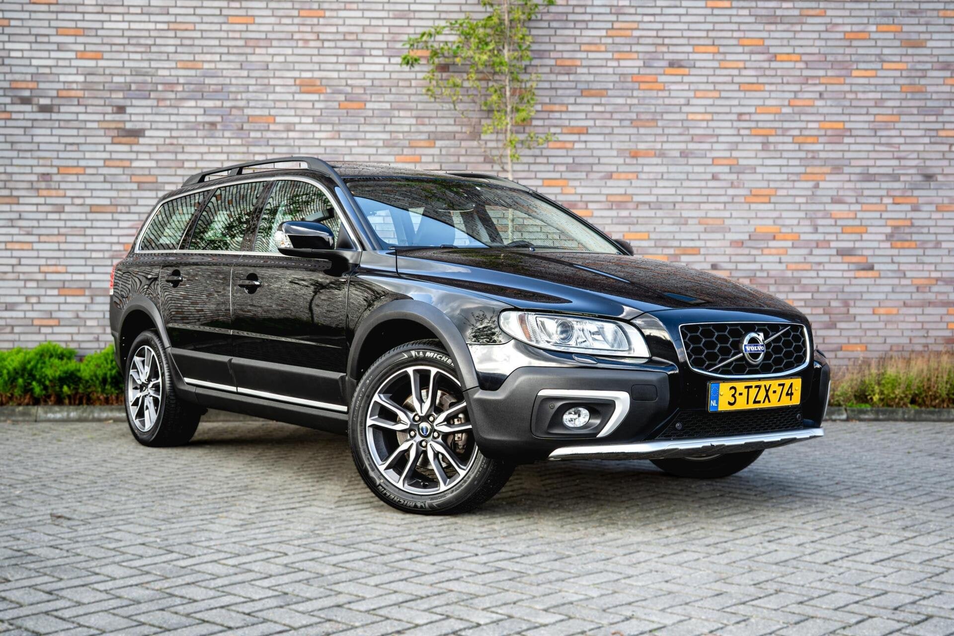 Volvo XC70 2.0 T5 FWD Nordic+ - distributieriem nieuw!, Auto's, 15 km/l, 4 cilinders, XC70, Zwart