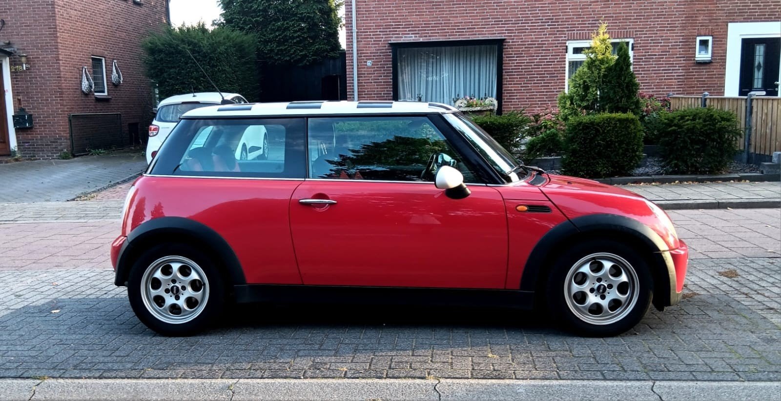 Mini 1.6 16V Cooper 2005 Rood, Auto's, Voorwielaandrijving, Stof, 4 cilinders, 4 stoelen