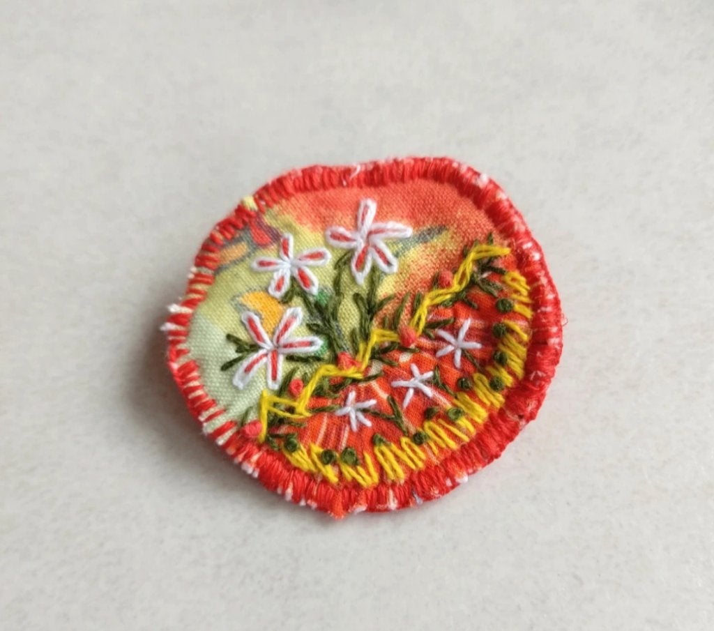 Handgemaakte broche rond geborduurd rood bloemen, Overige materialen, 4 tot 7 cm, Nieuw, Ophalen of Verzenden