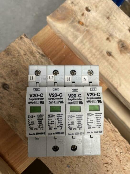 surgecontroller OBO V20-C 4-550 V20 4P nu per stuk €30,-, Niet ingevuld, Niet ingevuld, Ophalen of Verzenden, Zo goed als nieuw