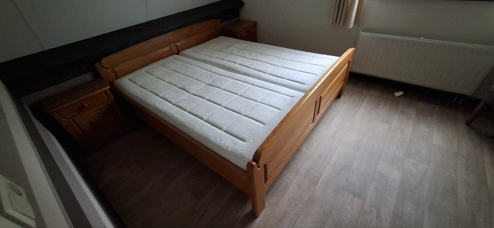 Eikenhout tweepersoonsbed met matrassen