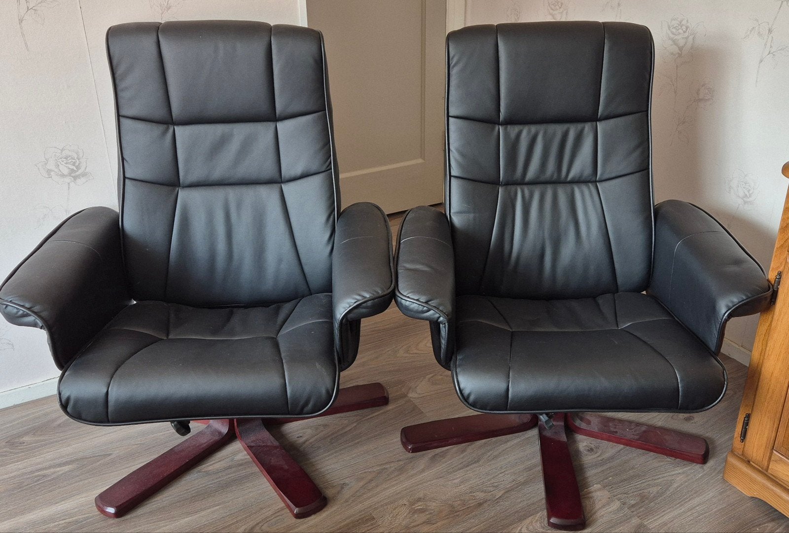 2x zwarte Tectake relax forteuils, Ophalen, Zo goed als nieuw, Hout, 50 tot 75 cm