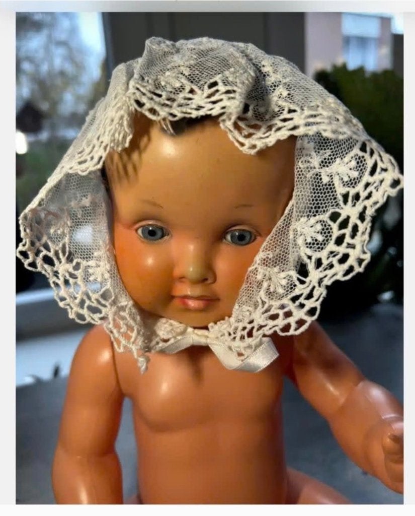 Heel oud antiek poppen mutsje, mooi kant, Verzamelen, Poppen, Ophalen of Verzenden, Zo goed als nieuw, X, Kleertjes