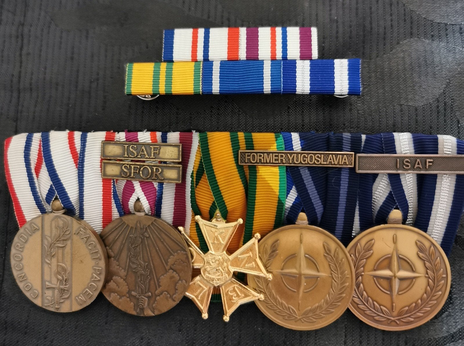 5 delige medaille opmaak - ISAF, SFOR, Voormalig Joegoslavië, Verzenden, Landmacht, Lintje, Medaille of Wings