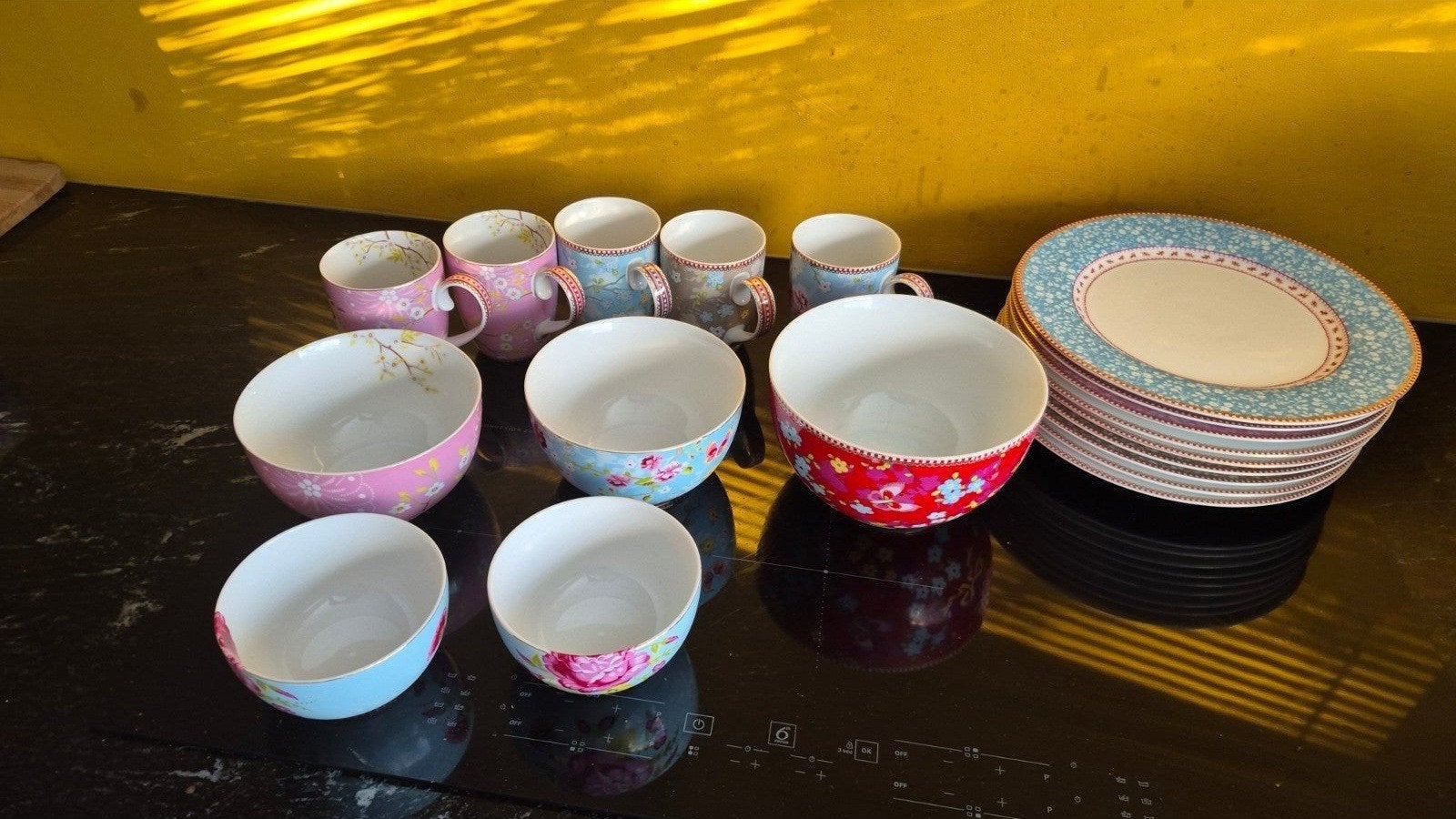 Pip Studio servies: 9 borden, 5 bekers, 5 kommen, Ophalen, Zo goed als nieuw, Porselein, Overige stijlen