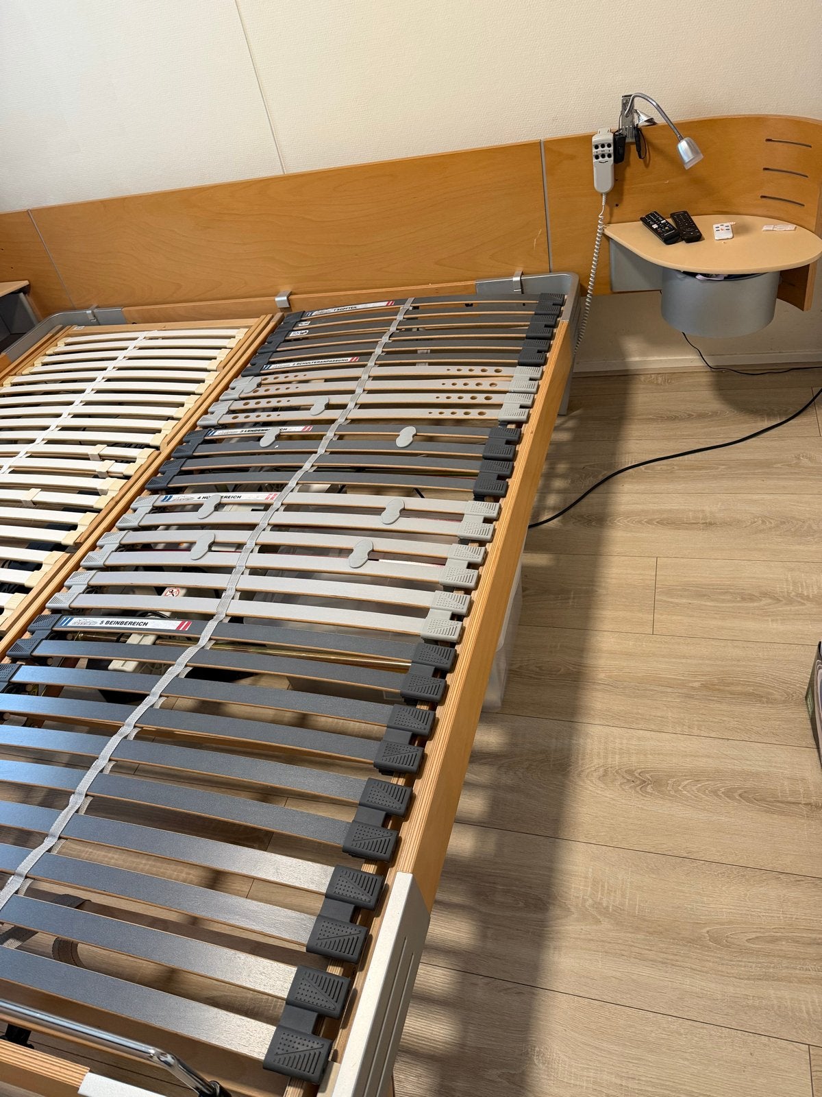 bed met Elektrisch verstelbare lattenbodems (2x), Ophalen, Gebruikt, Tweepersoons, Bedbodem