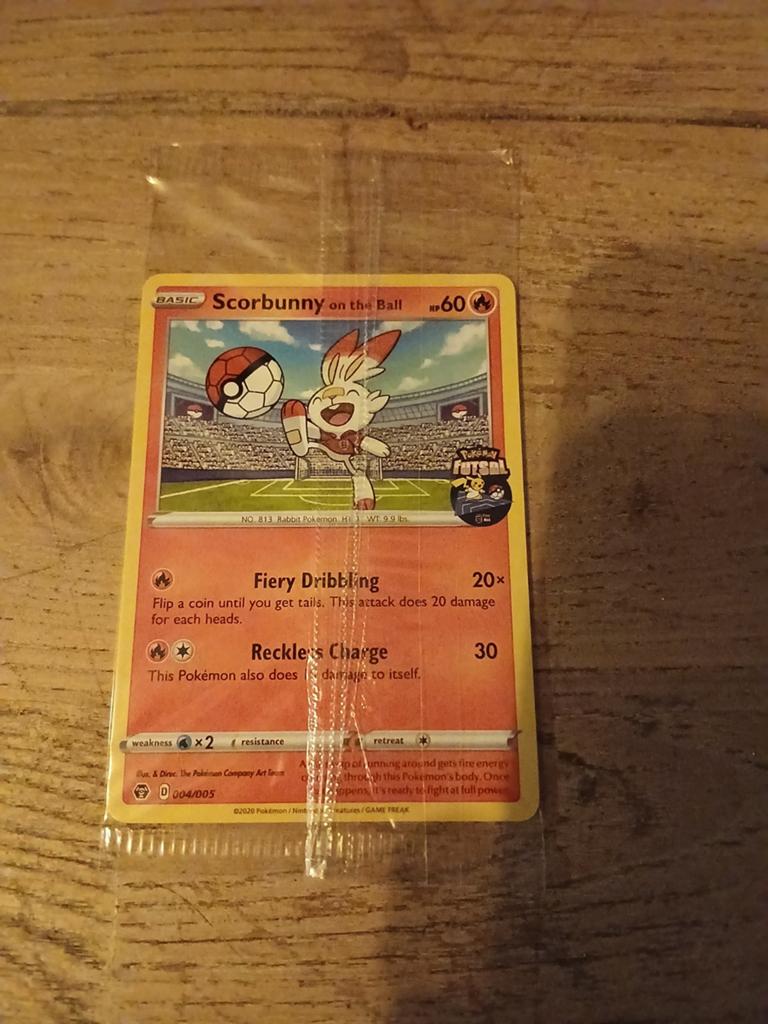 Scorbunny on the Ball Pokémon Kaart - 004/005, Ophalen of Verzenden, Zo goed als nieuw, Losse kaart