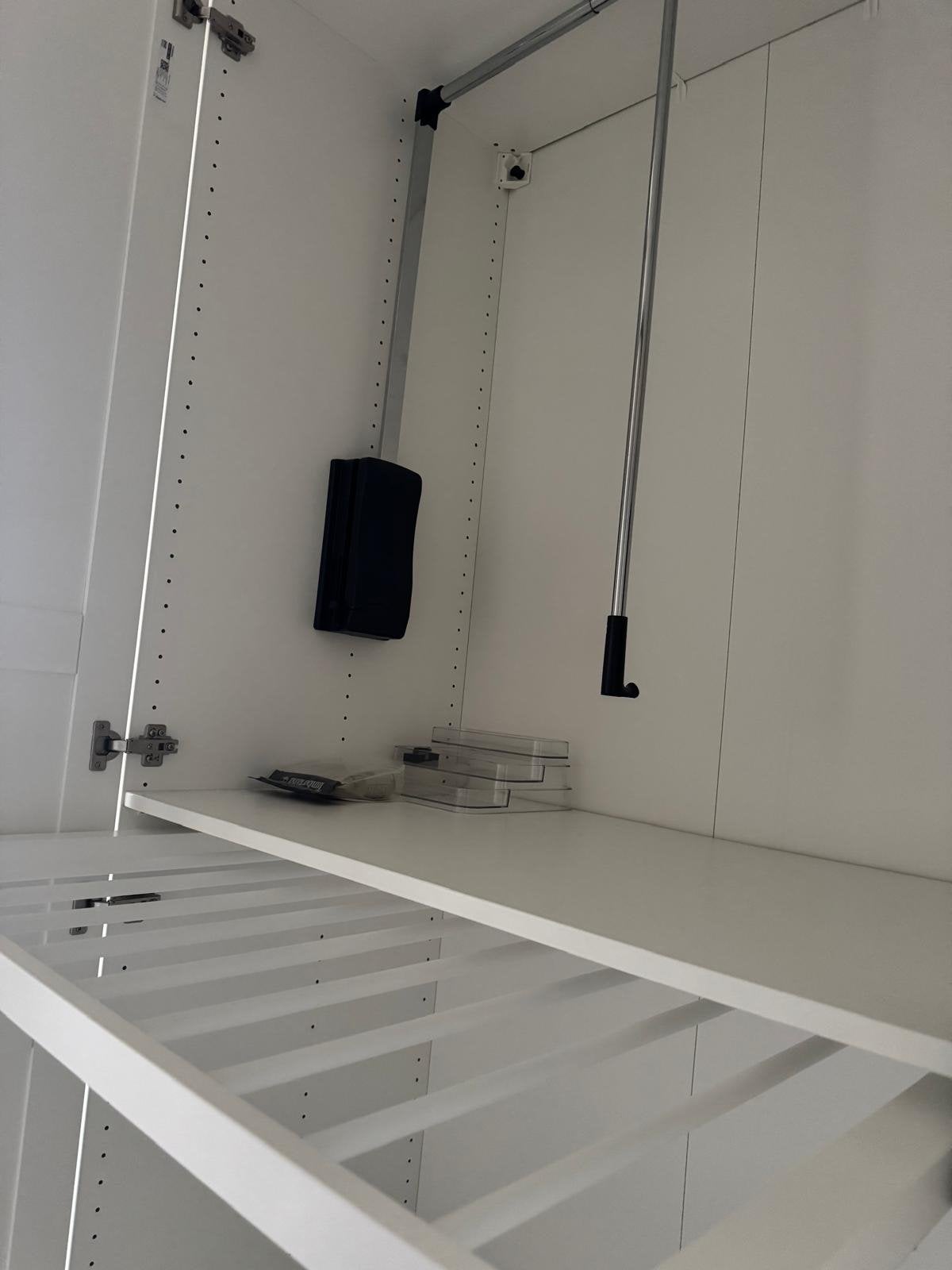 Witte kledingkast met lades en hangruimte, Huis en Inrichting, Ophalen, 200 cm of meer, Zo goed als nieuw, Met lade(s)