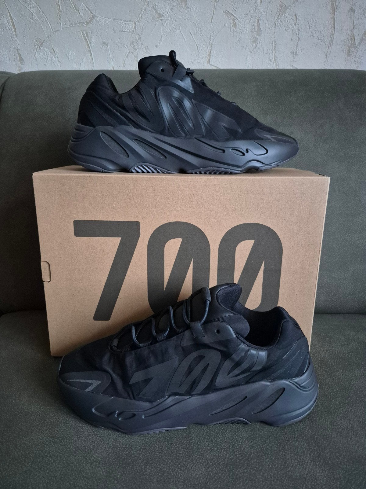 Adidas Yeezy 700 MNVN / 46 2/3, Zwart, Nieuw, Ophalen of Verzenden, Sneakers of Gympen