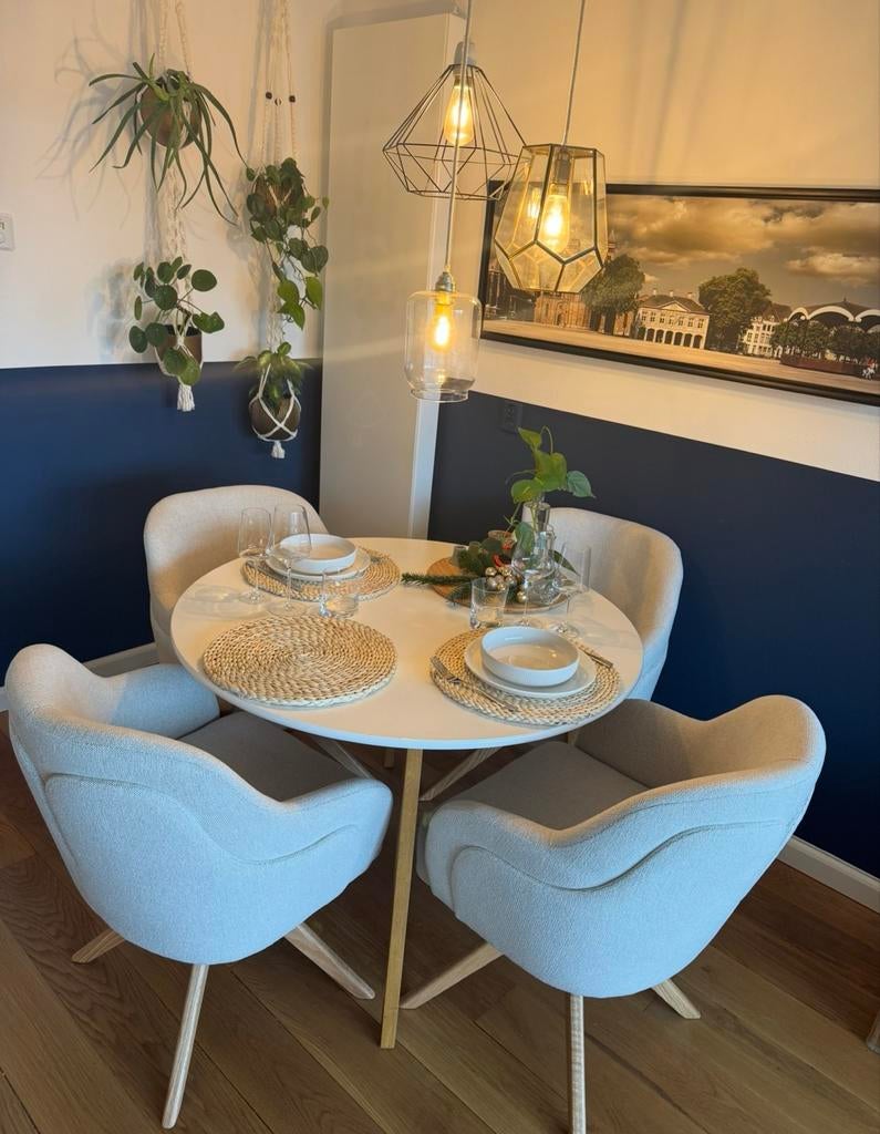 Ronde witte eettafel met eikenhouten poten (Jysk), Ophalen, Gebruikt, 100 tot 150 cm, Vier personen