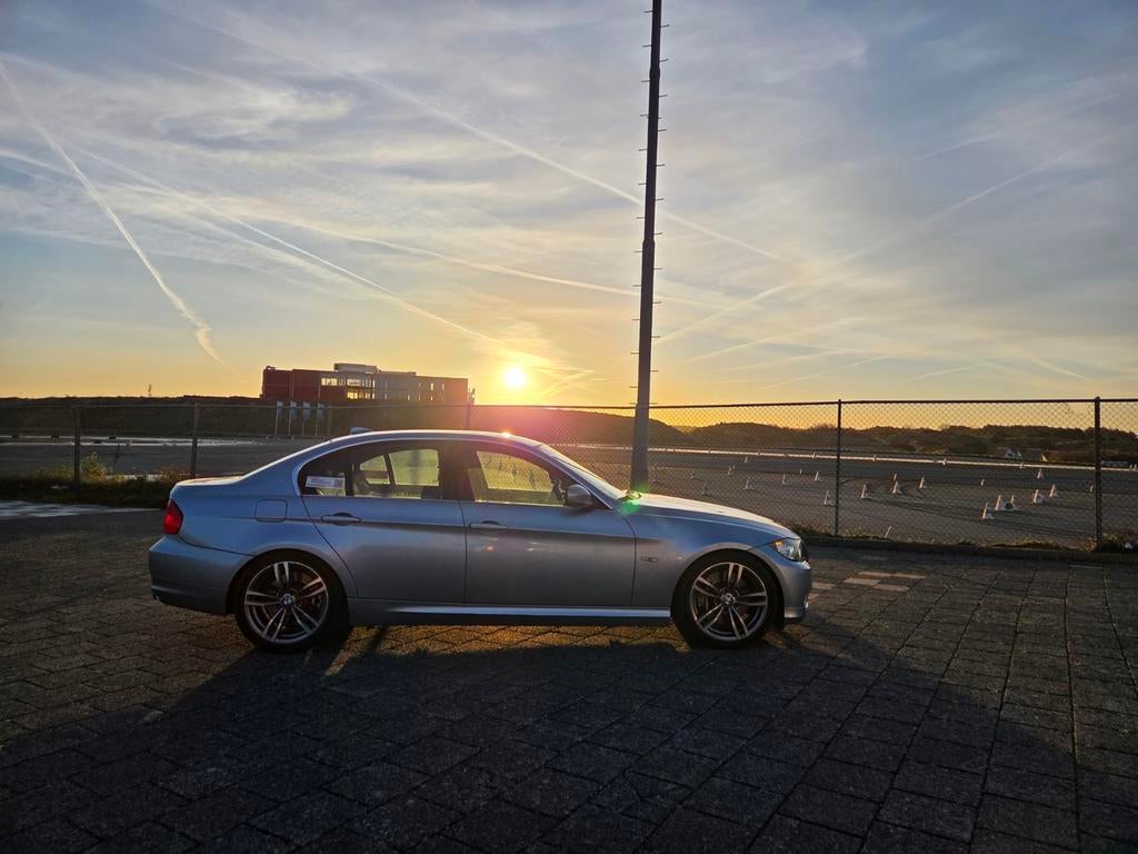 BMW E90 335i High Executive LCI - NL auto, HANDGESCHAKELD, Auto's, BMW, Achterwielaandrijving, Zwart, Blauw, Handgeschakeld