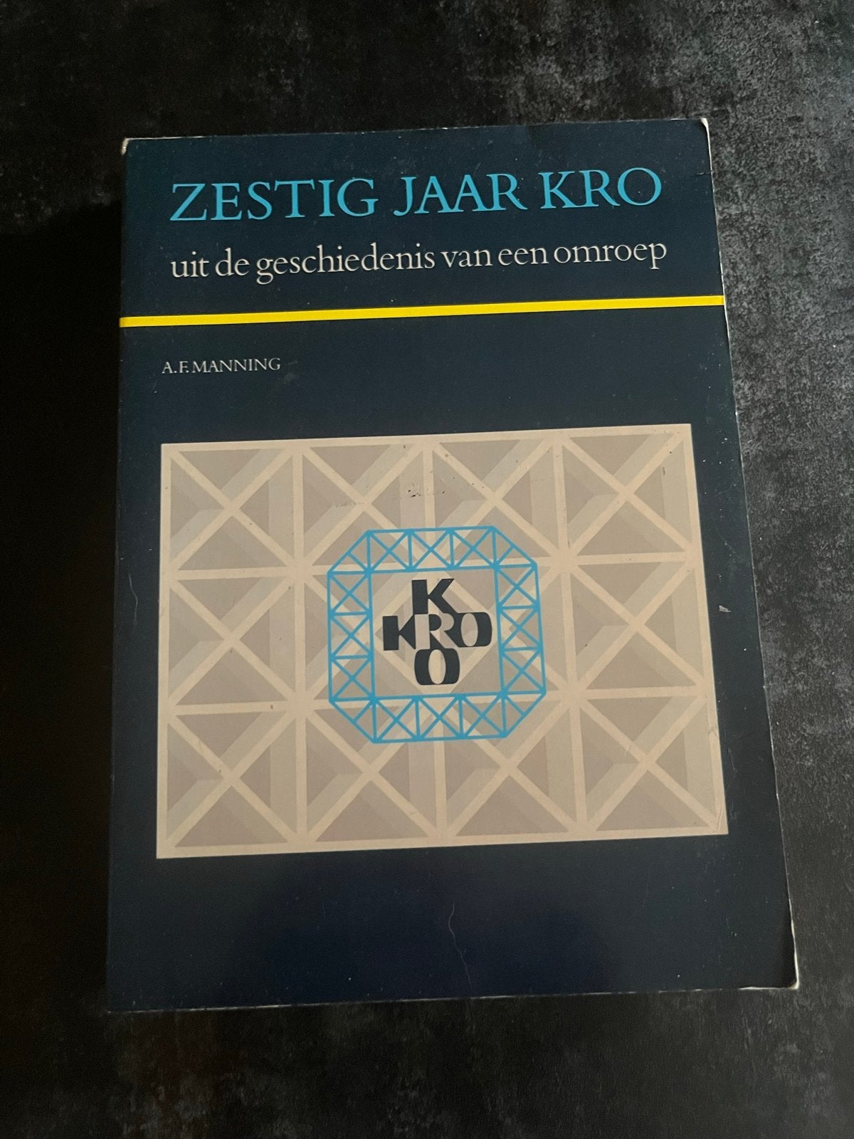 Zestig Jaar KRO - Uit de geschiedenis van een omroep, Ophalen of Verzenden, 20e eeuw of later, Gelezen