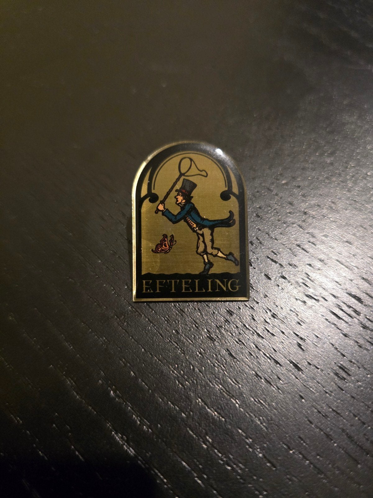 Efteling pin Smidje Prikkebeen - Vlinder vangen, Ophalen of Verzenden, Zo goed als nieuw, Button of Speldje