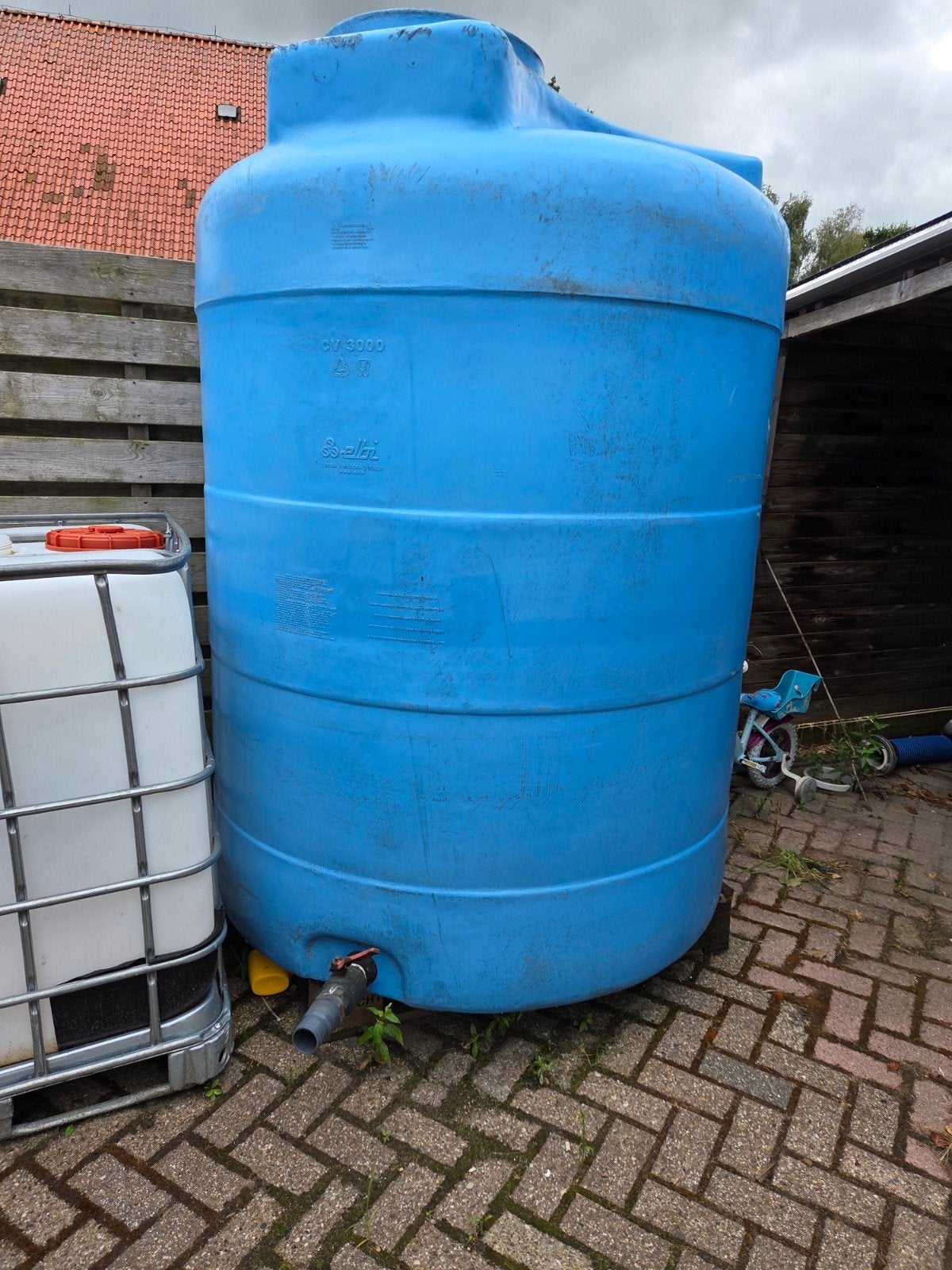 Grote blauwe watertank, 3000 liter, met kraan, Kunststof, Gebruikt, Met kraantje, 150 liter of meer