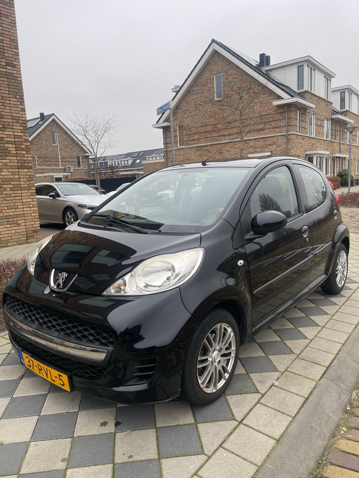 Peugeot 107 1.0 12V 5DR 2-TRONIC 2011 Zwart, Auto's, Stof, Zwart, 4 stoelen, Origineel Nederlands