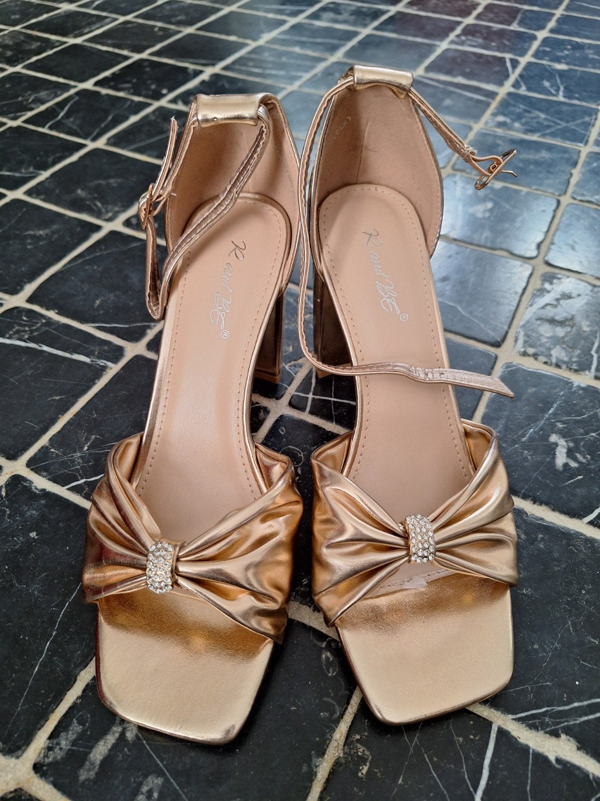 Gouden sandalen met blokhak en strik - Maat 39, Ophalen of Verzenden