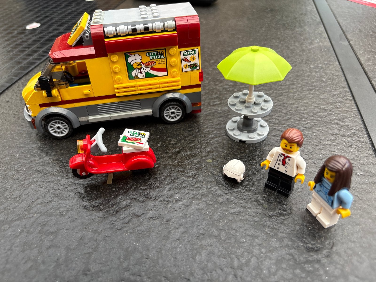 Lego City Pizza Bus 60150 met minifiguren en accessoires, City, Lego, Ophalen of Verzenden, Zo goed als nieuw