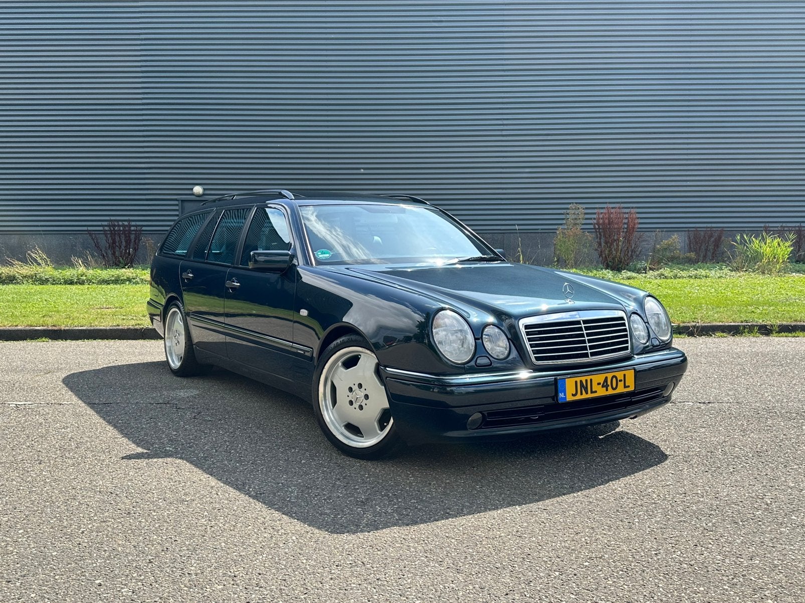 Mercedes E240 T Avantgarde AMG Xenon Leder, Auto's, Achterwielaandrijving, Leder, Stationwagon, Grijs