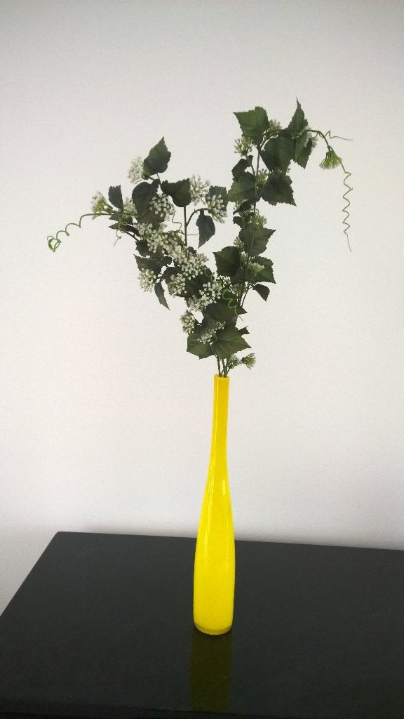 Lange smalle vaas  met kunststof tak, Ophalen of Verzenden, Zo goed als nieuw, Geel, Glas