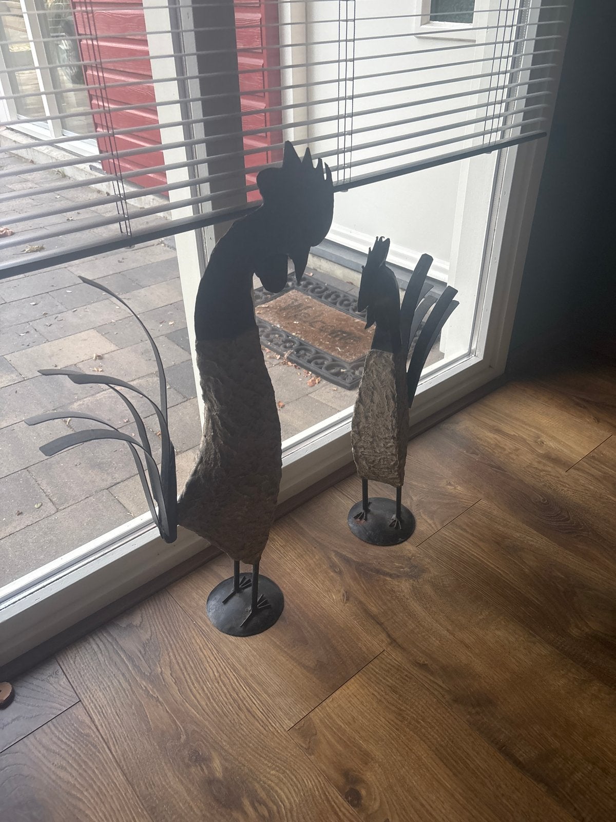 Set van 2 Metalen Kippen met Stenen Lichaam - 60 & 70 cm, Ophalen of Verzenden, Landelijk, Metaal, Gebruikt