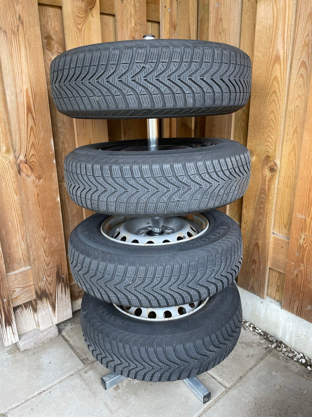 Winterbanden met velgen 155/80 R13 en bandenrek, Auto-onderdelen, Banden en Velgen, Ophalen, Gebruikt, 155 mm, 13 inch