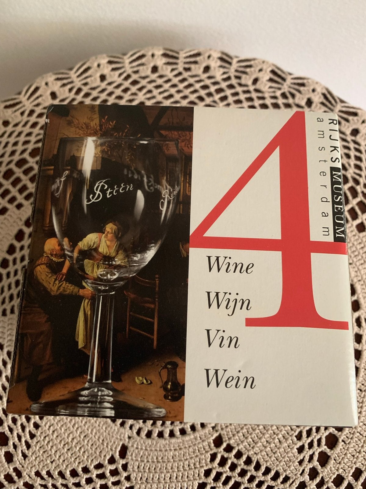 Wijnglazen Rijksmuseum Amsterdam gegraveerd 4 stuks in doos, Verzamelen, Glas en Borrelglaasjes, Ophalen of Verzenden, Zo goed als nieuw