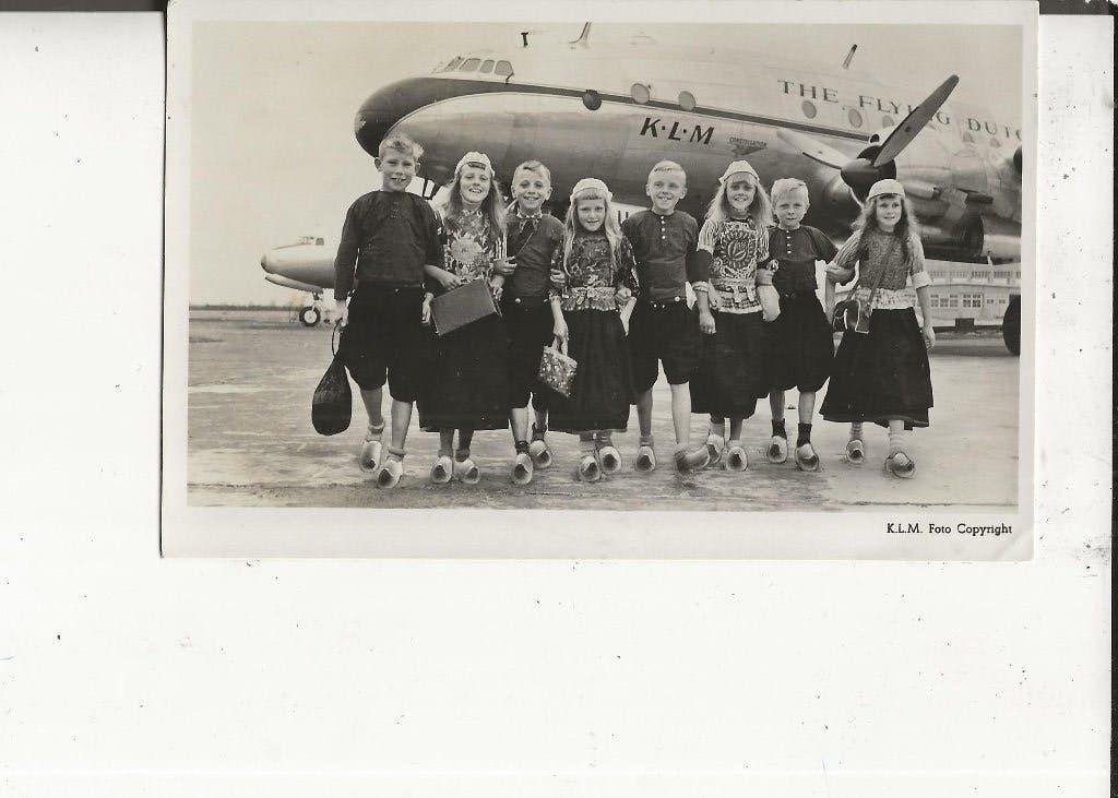 Schiphol Lockheed-Constellation met Markense kinderen KLM, Ophalen of Verzenden, 1940 tot 1960, Ongelopen, Noord-Holland