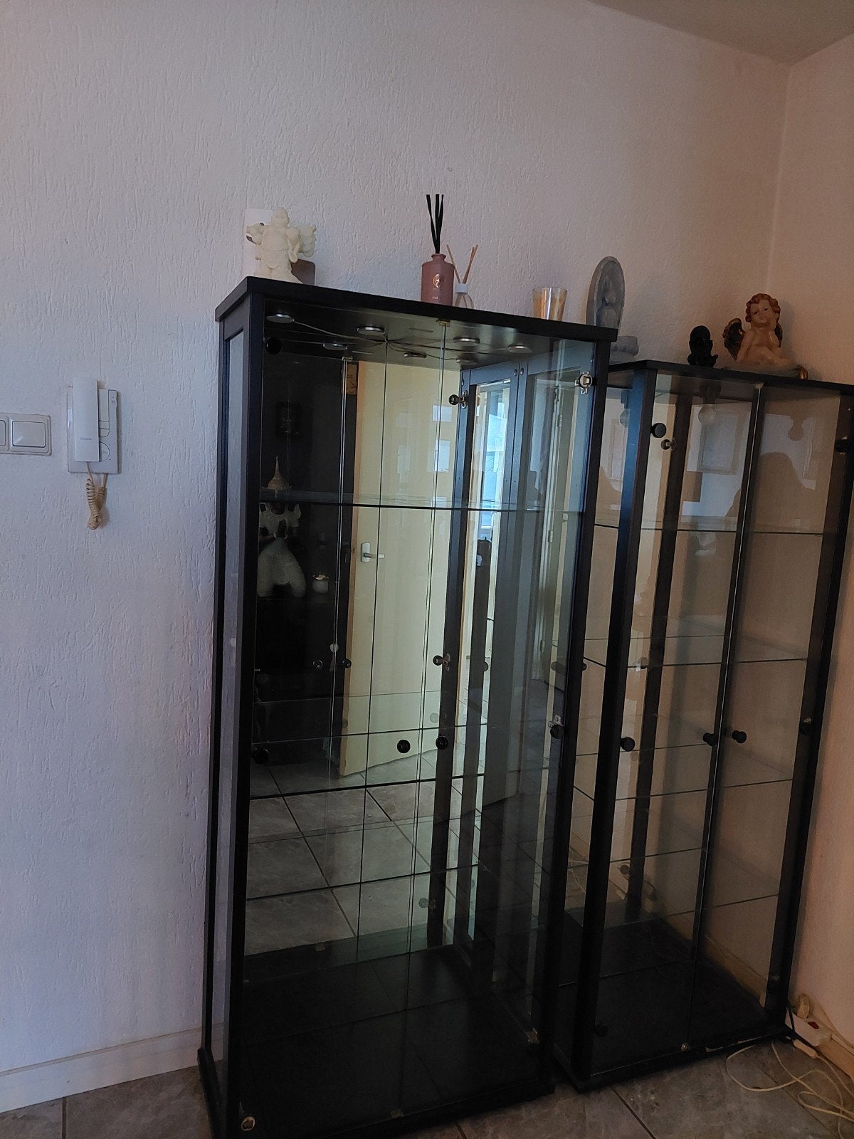 Twee glazen vitrinekasten met verlichting, Huis en Inrichting, Minder dan 50 cm, Met deur(en), Ophalen of Verzenden, Zo goed als nieuw