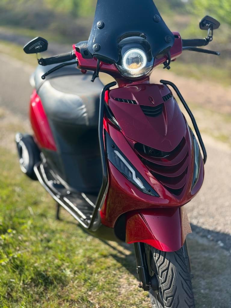 Piaggio zip 50cc 4T ( candy red ) kijk beschrijving!!!, Ophalen, Zo goed als nieuw, Benzine, Zip