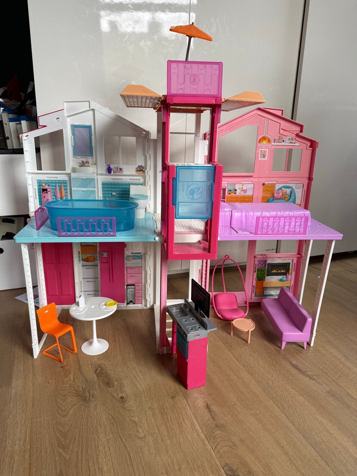 Barbie Dreamhouse DHC10 2015 – lift, zwembad & veel meubels, Ophalen of Verzenden, Gebruikt, Poppenhuis