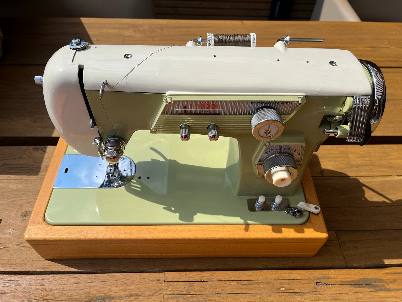 Vintage Acima Zig-Zag Naaimachine Model 307 met Koffer, Hobby en Vrije tijd, Naaimachines en Toebehoren, Ophalen, Gebruikt, Naaimachine