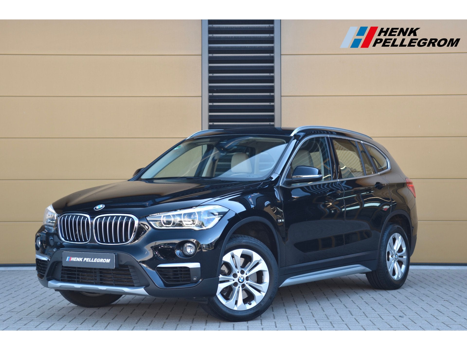BMW X1 sDrive20i High Executive * LED * Leder * Head-up * St, Auto's, Met garantie (alle), Zwart, 1455 kg, SUV of Terreinwagen