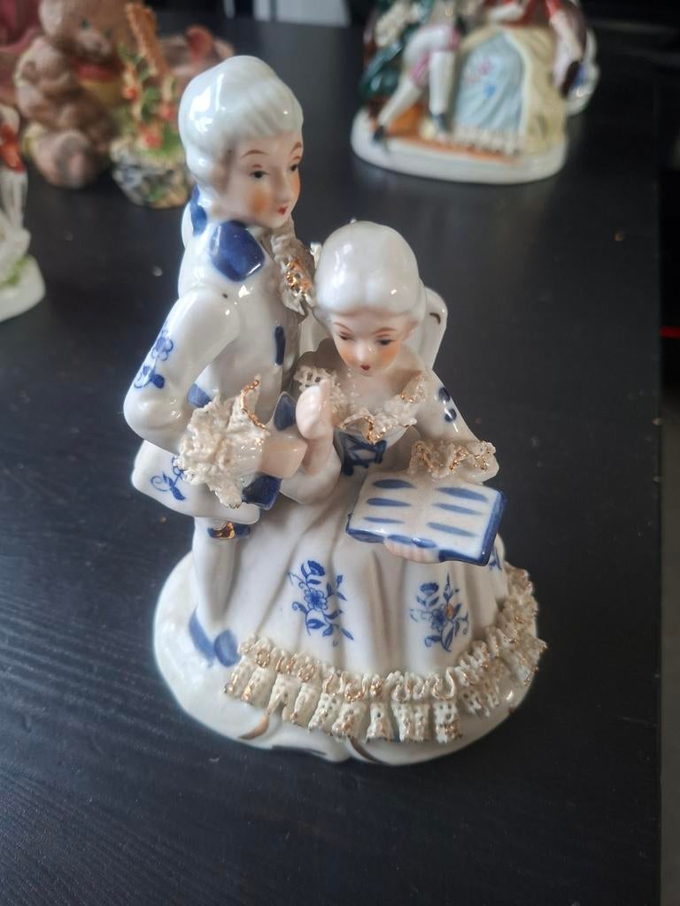 Vintage Porseleinen Beeldje: Romantisch Paar met Boek, Antiek en Kunst, Antiek | Porselein, Ophalen of Verzenden