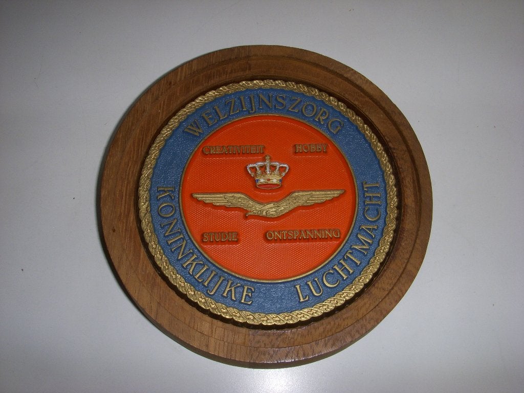 Houten wapenschild Welzijnszorg Koninklijke Luchtmacht, Ophalen of Verzenden, Luchtmacht, Nederland, Embleem of Badge
