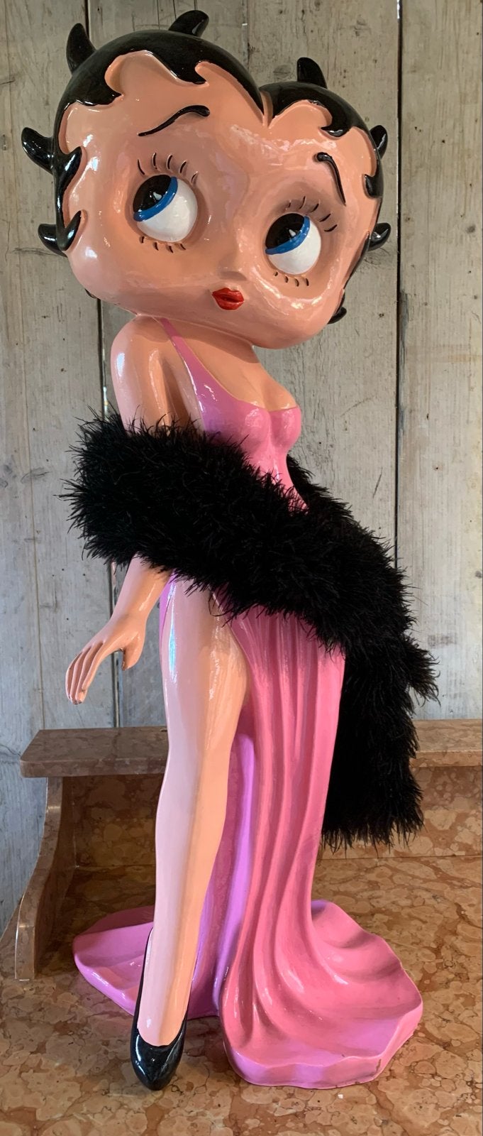 Grote Betty Boop Beeld - Roze Jurk & Zwarte Boa, Verzamelen, Ophalen, Betty Boop, Zo goed als nieuw, Beeldje of Figuurtje