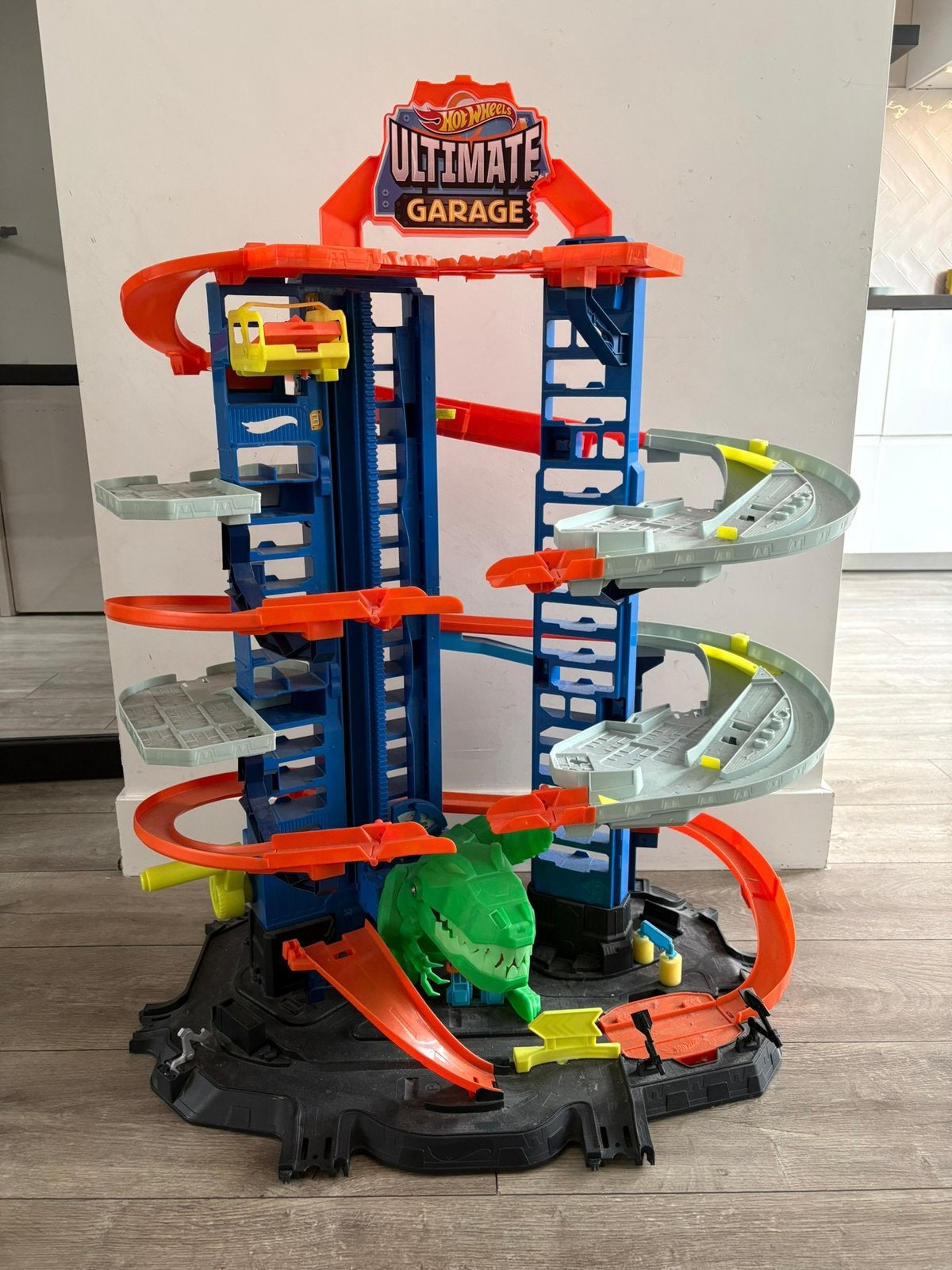 Hot Wheels Ultimate Garage met dino, Kinderen en Baby's, Speelgoed | Racebanen, Ophalen, Racebaan, Zo goed als nieuw, Hot Wheels