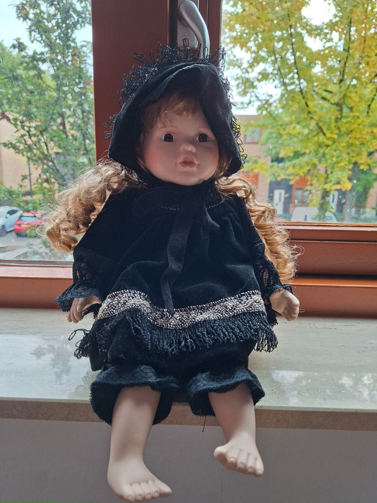 Vintage Porseleinen Pop met Krullen en Zwarte Kleding, Ophalen of Verzenden, Zo goed als nieuw, Pop