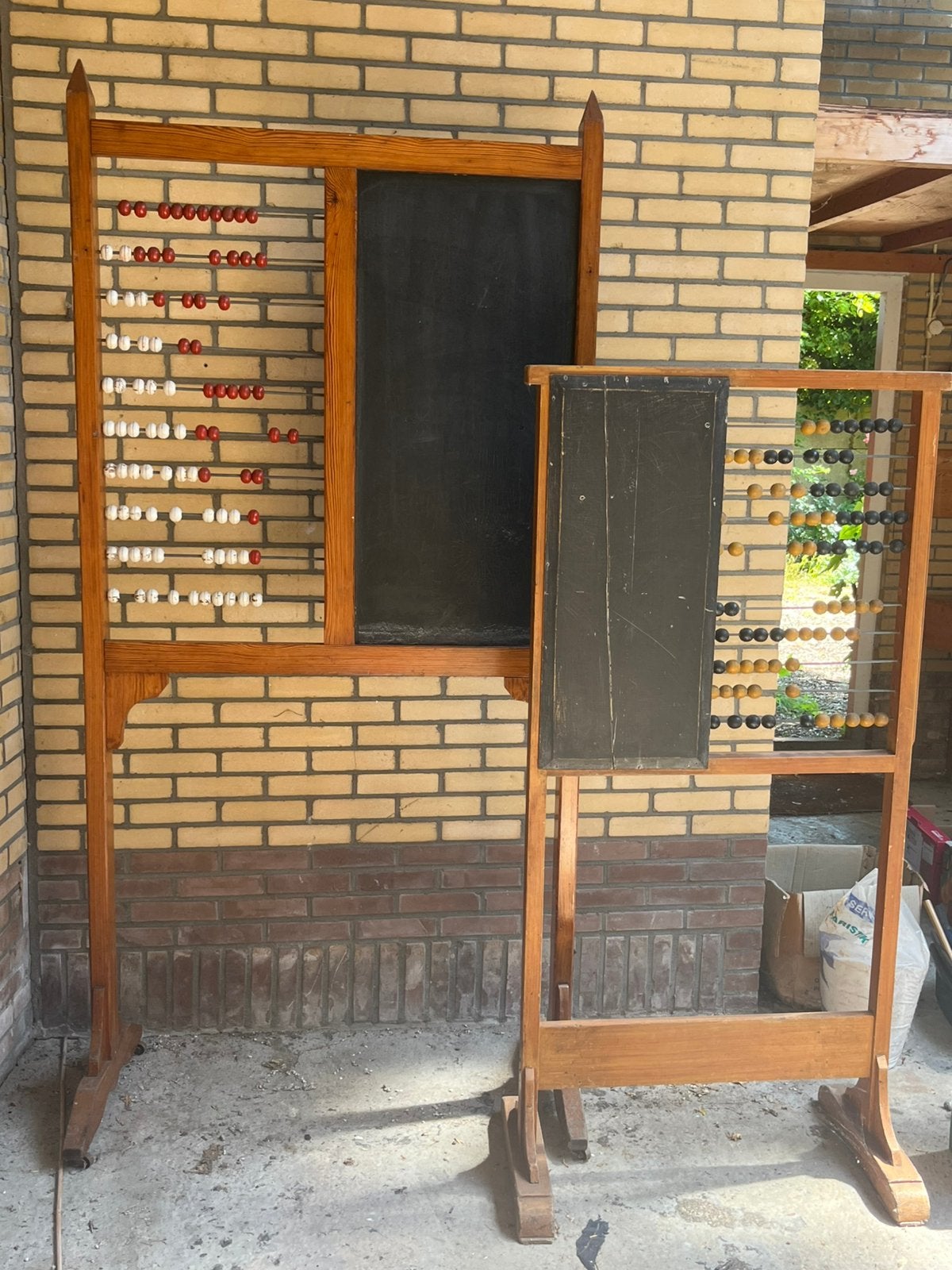 Twee oude schoolborden rekenbord, Ophalen