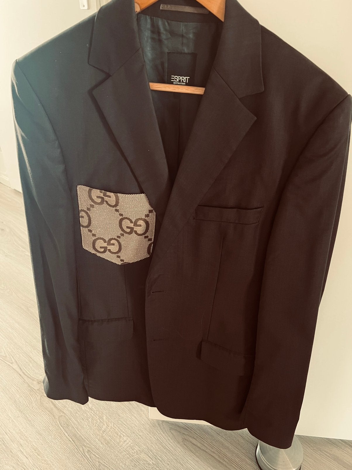 Bruine blazer met logo, Kleding | Heren, Ophalen of Verzenden, Gedragen, Maat 46 (S) of kleiner, Bruin